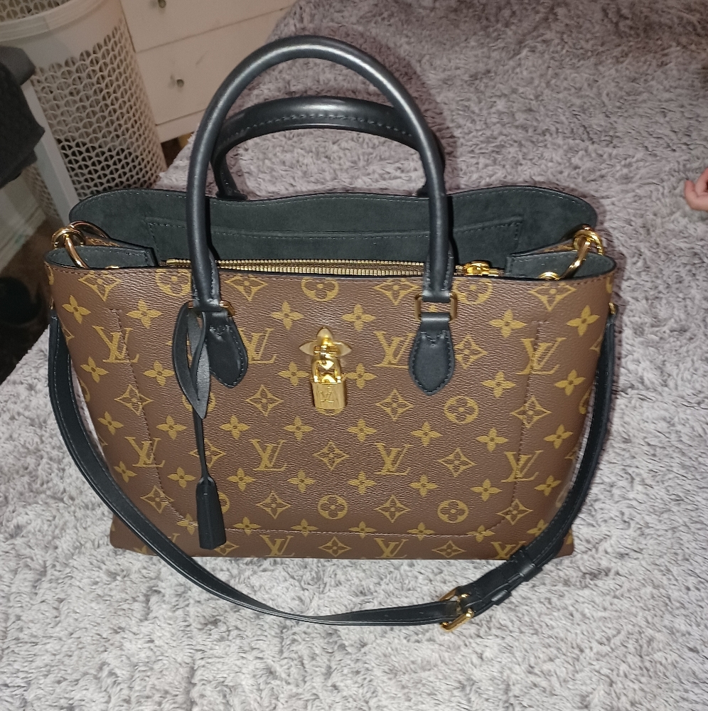 This is a authentic Louis Vuitton -Monogram Flower, padlock is golden